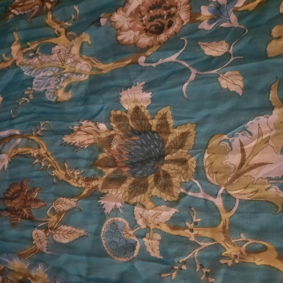 Floral scarf - Picture 4 of 8